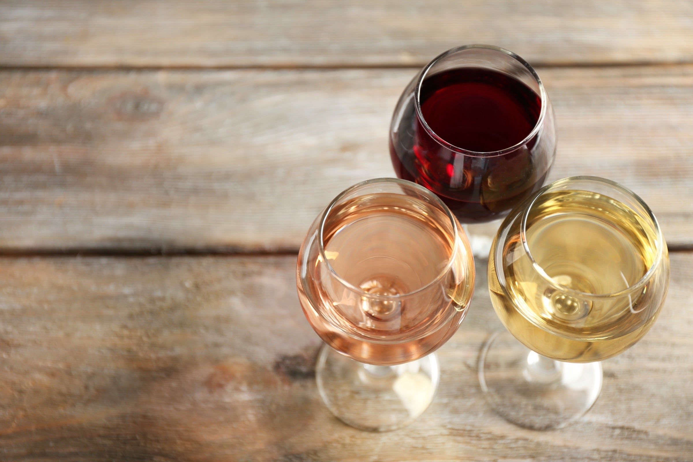 Copas de vino blanco, rosado y tinto