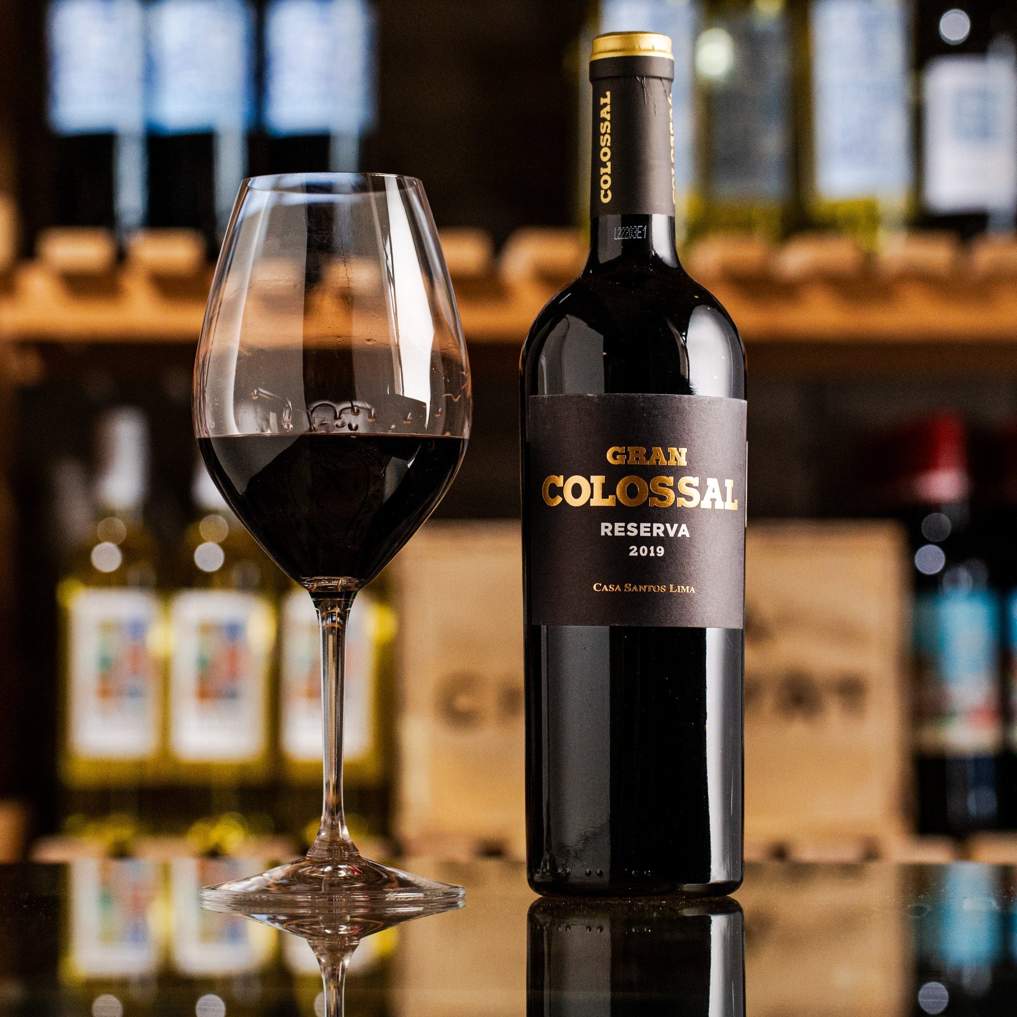 Vino tinto vertiéndose en copa — colección de vinos tintos Cava Charmat