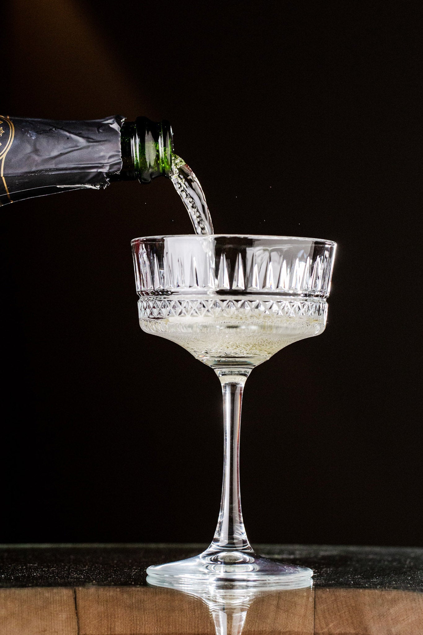 Copa de vino espumoso con uvas — colección de espumosos y champagnes Cava Charmat