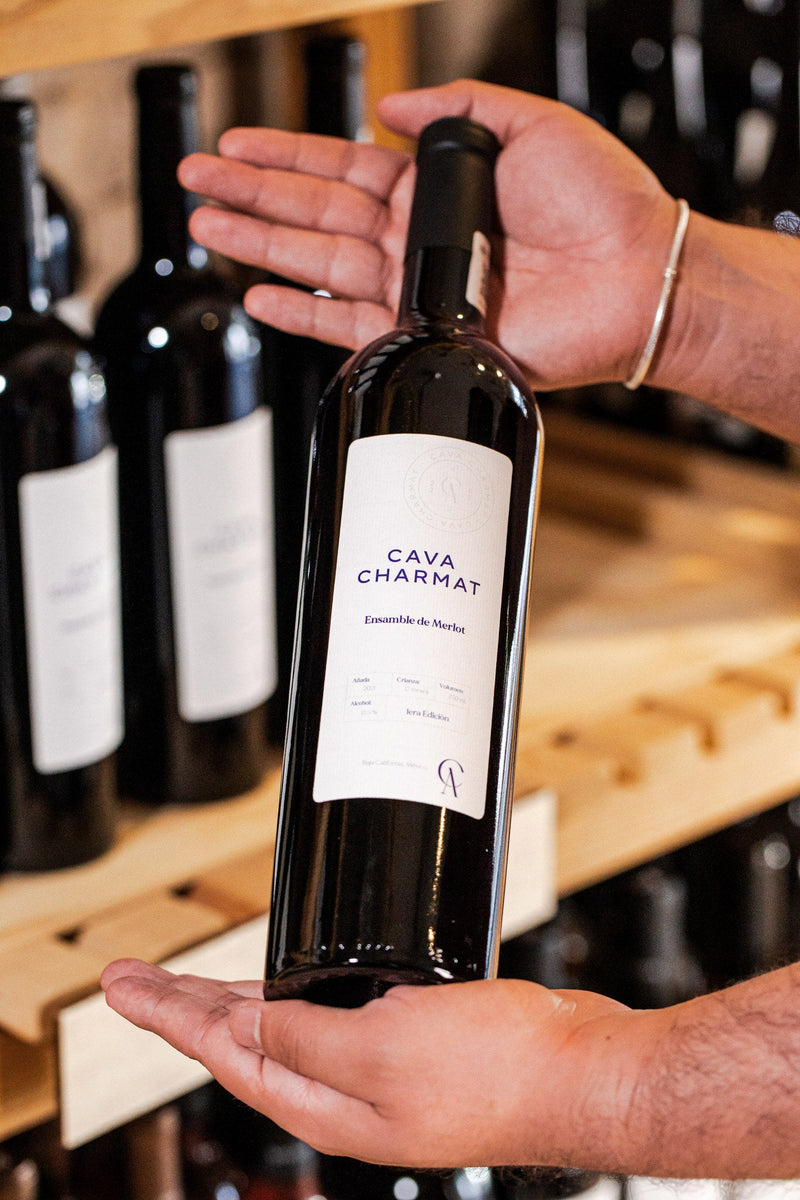 Botella de vino servida en copa